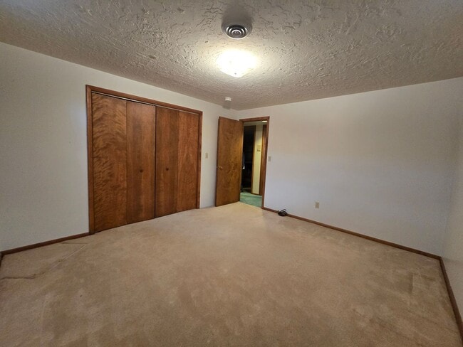 Building Photo - Large 5 Bed, 3 Bath House