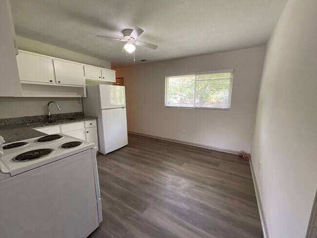 Building Photo - 8919 Yarmouth Dr