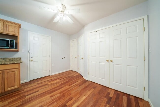 Building Photo - 1403 Broadmoor Dr