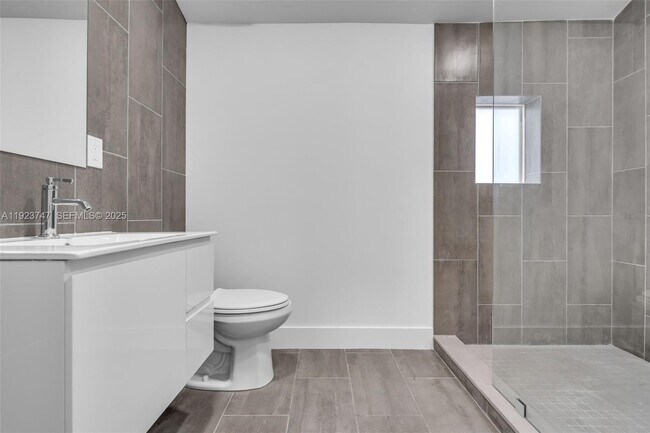 Building Photo - 648 South Dr