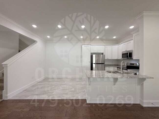 Building Photo - 2002 E Brookview Dr