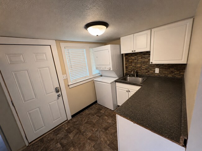 Building Photo - 4 bedroom Main Floor Unit