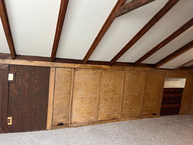Building Photo - Beautifully updated 3 bedroom 1 bath duple...