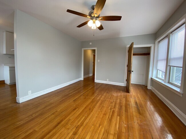 Building Photo - 1064 W Cornelia Ave