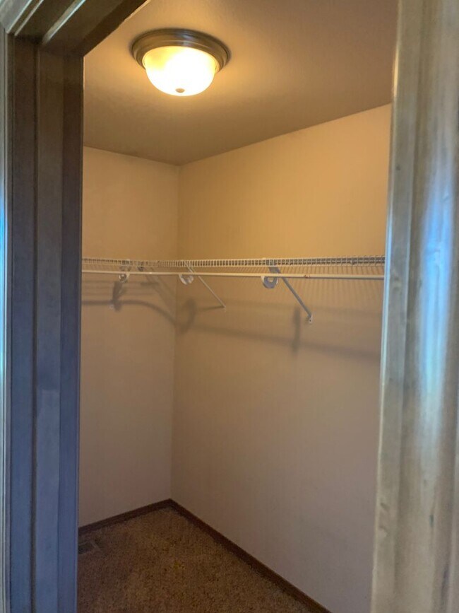 Building Photo - 4 Bedroom 2 Bathroom Rambler with Garage a...