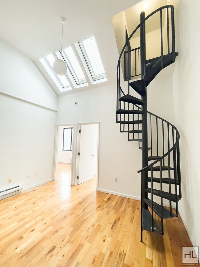 Building Photo - 324 Melrose St