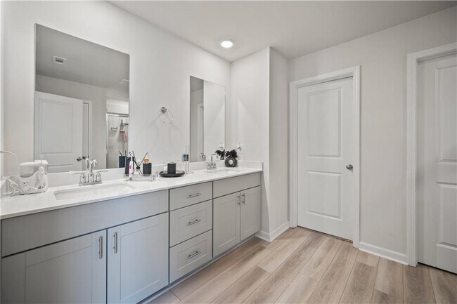 Building Photo - 107 Meander Dr