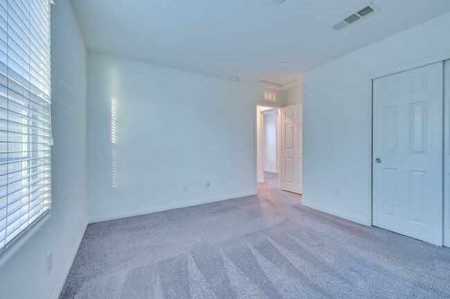 Building Photo - SE!!  Gated!! Community Pool!! Clubhouse!! Fitness Center!! Up Graded Appliances!!! 2 Car Garage!!