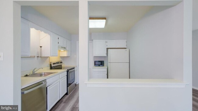 Building Photo - 211 Mews Dr