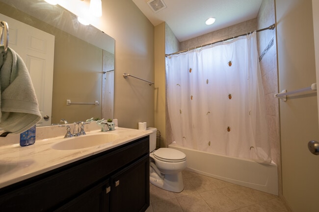 Building Photo - 727 Aster Rd