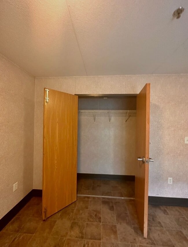 Building Photo - 4 Bed/2 Bath Home
