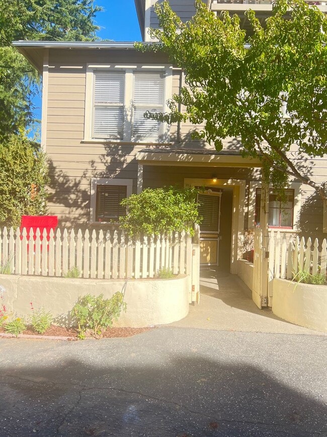 Building Photo - Adorable one bedroom apartment in downtown Grass Valley! Private parking, washer and dryer in unit.