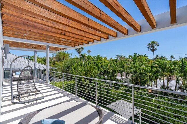 Building Photo - 230 W McIntyre St