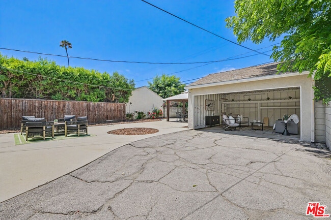 Building Photo - 5119 Enfield Ave