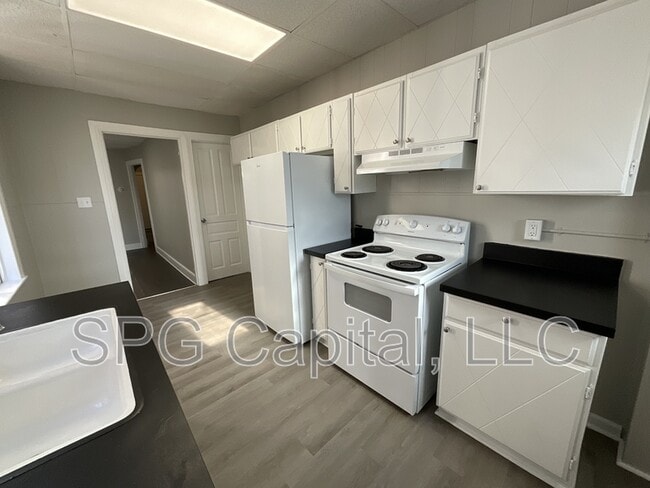 Building Photo - 722 W Mason Ave