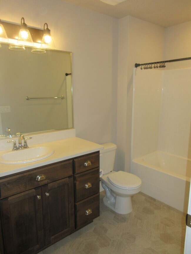 Building Photo - 3 bed 2.5 bath - Single Family Home in Crescent Hills