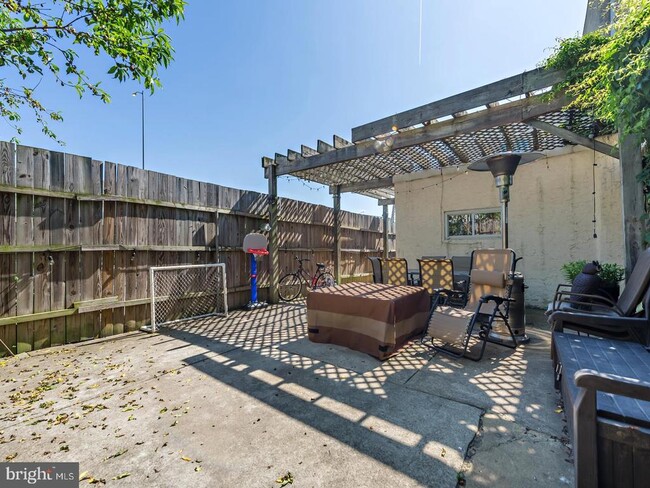 Building Photo - 1025 E Columbia Ave