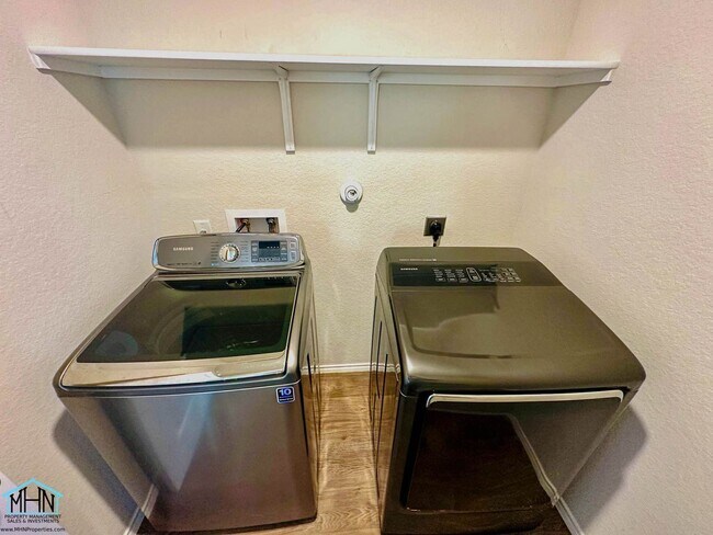 Building Photo - Welcome to Your Dream Home! A Stunning 2-story House with 4 spacious bedrooms and 2.5 baths!