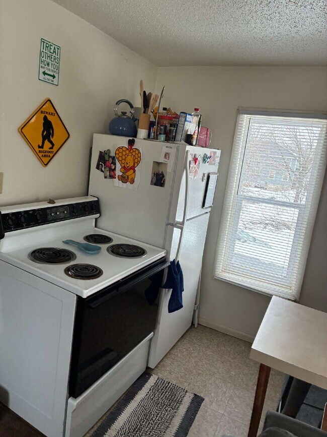 Building Photo - 2 bedroom 1 bathroom on Water street and near UWEC!