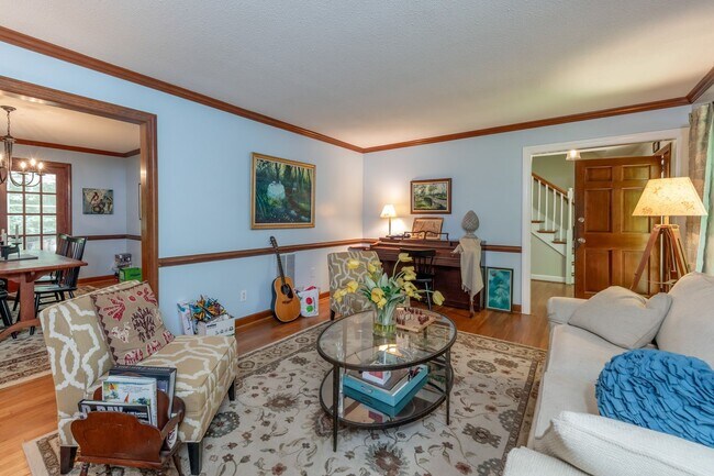 Building Photo - Spacious Colonial in Queens Lake