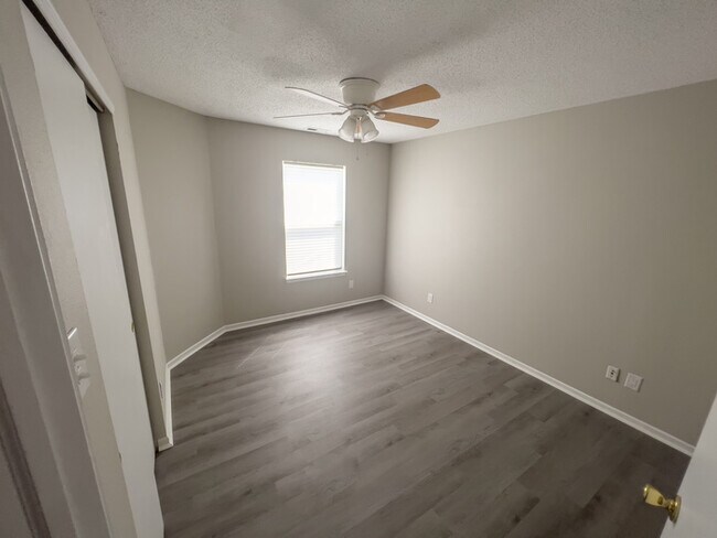 Building Photo - Newly Renovated Noblesville Home