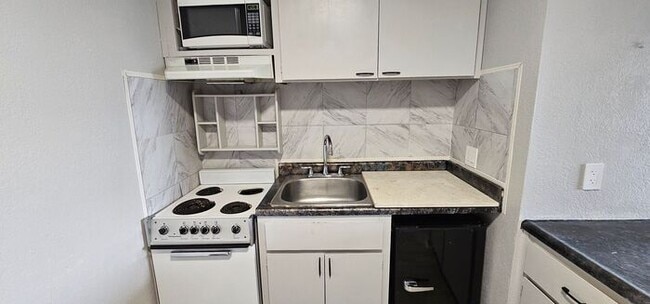 Building Photo - For Rent Large Studio, Old SouthWest Reno,...