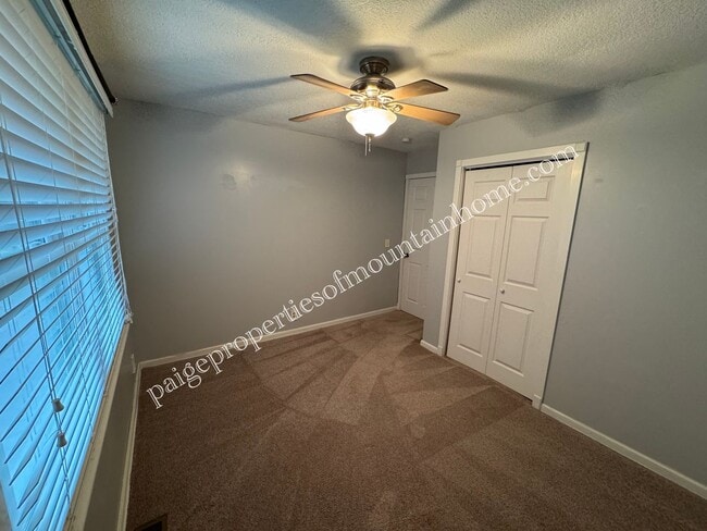 Building Photo - Village Green Home