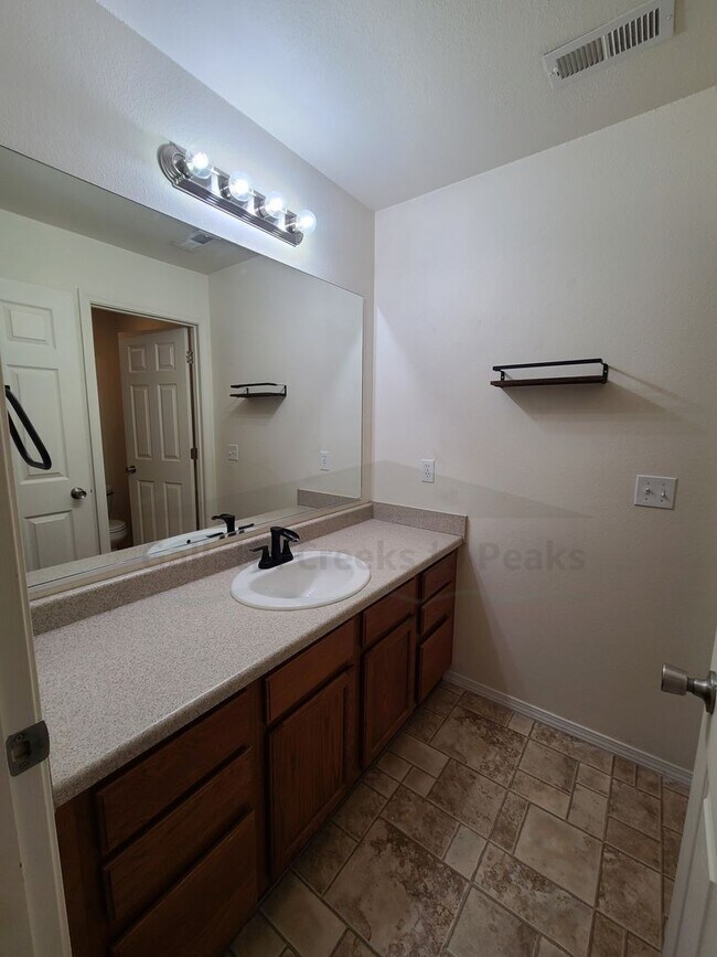 Building Photo - 1098 Longbow Ln