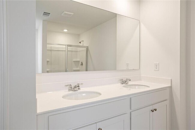 Building Photo - 6072 Knickerbocker St