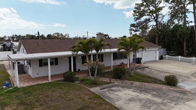 Building Photo - 2130 Pinehurst St