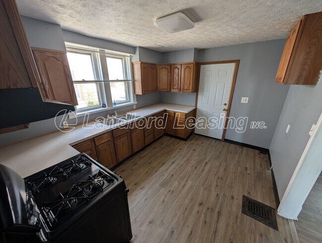 Building Photo - Spacious 4-Bedroom Colonial Near Lake Erie