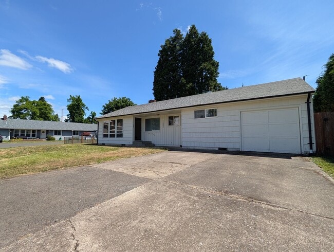 Building Photo - Nice 3 bed/1 bath with large backyard and ...