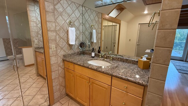 Building Photo - 3 Bed, 2.5 Bath - Beautifully Updated Down...