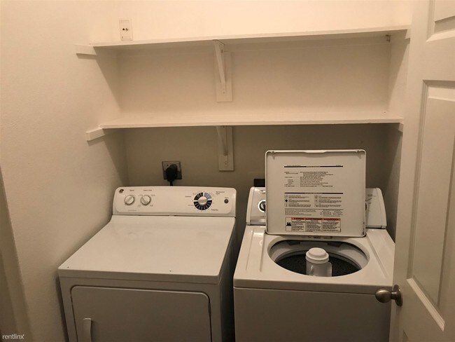 Building Photo - 4 br, 2 bath Duplex - 1103 Neff St 1103 Ne...