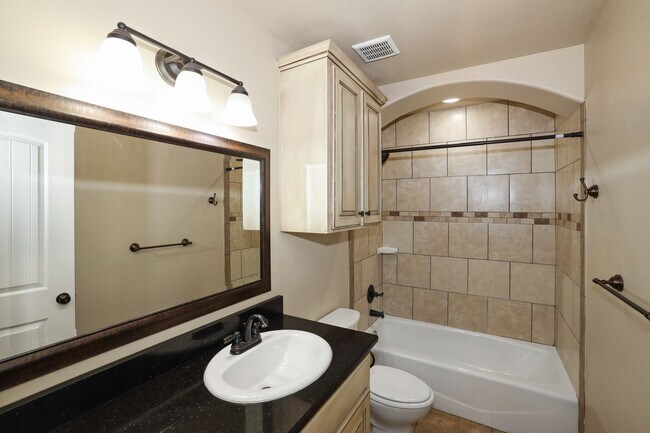 Building Photo - Stunning with 4 bedrooms in City View!