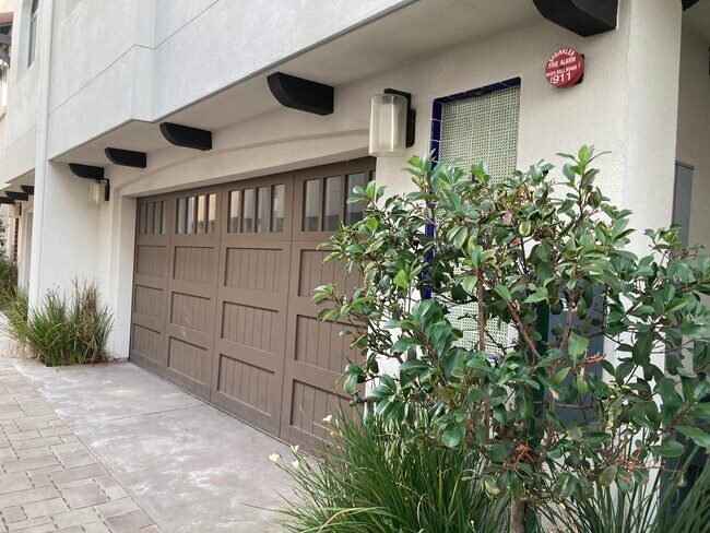 Attached 2-car garage - 5935 Luna Park