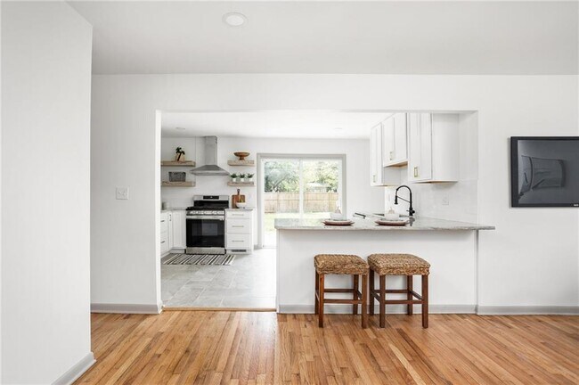Building Photo - 1809 W 66th St