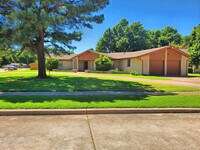 Building Photo - 301 S Ranchwood Manor Dr