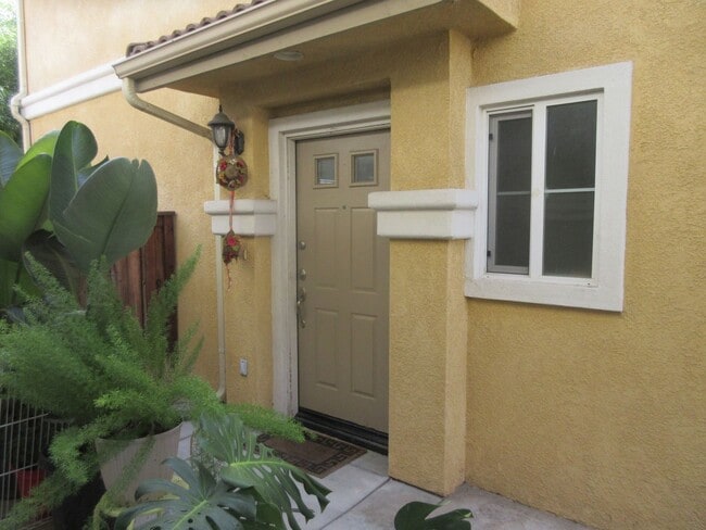 Building Photo - *Reduced* 3 bedroom, 2.5 bath townhome on Dronfield in Polk Village complex