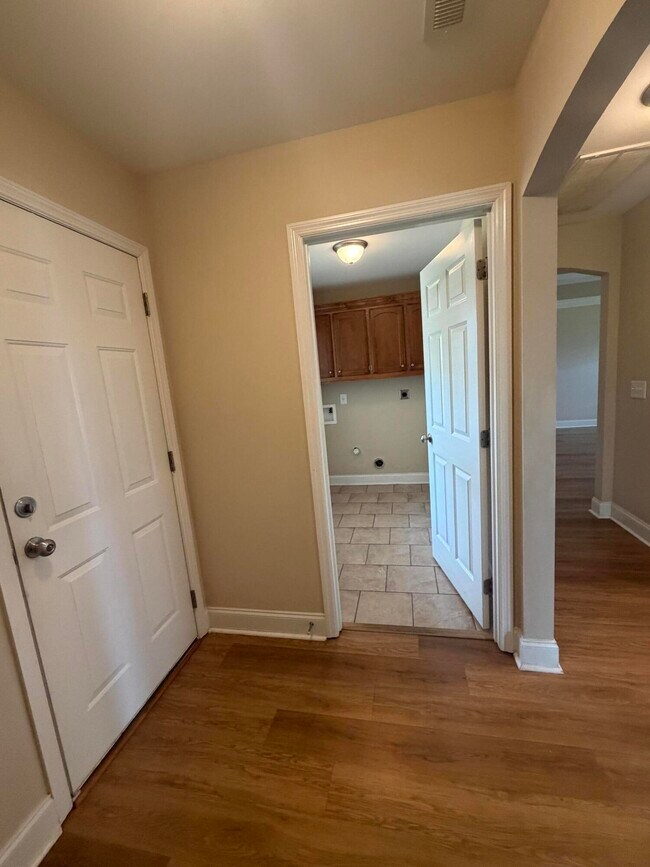 Building Photo - 2850 Foxcroft Cir