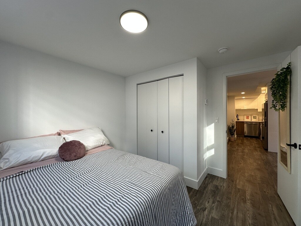 Building Photo - 941 W Carmen Ave