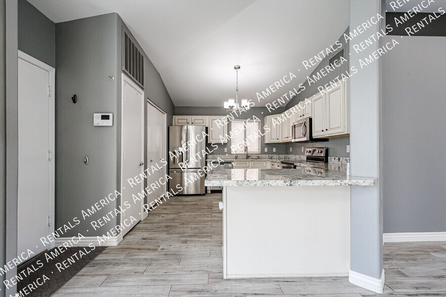 Building Photo - 4524 E Glenhaven Dr