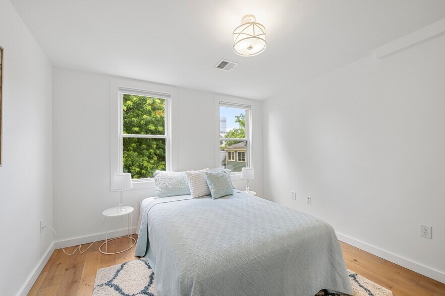 Building Photo - 338 Hurley St