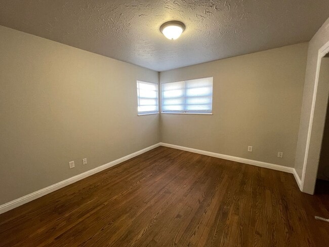 Building Photo - Close to Highways and shopping! Cute and c...