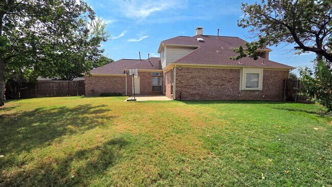 Building Photo - 4101 Pinewood Dr