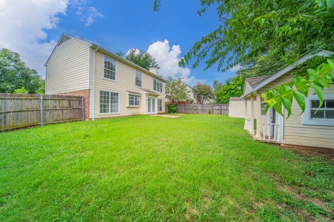 Building Photo - Spacious 4-Bedroom Home Across from the Pa...
