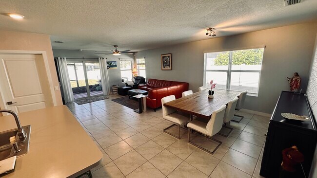 Building Photo - 3869 SE Lee St