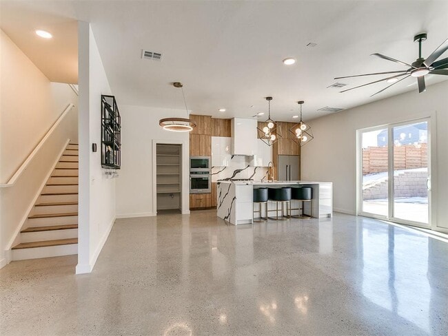 Building Photo - 605 N Idaho Ave