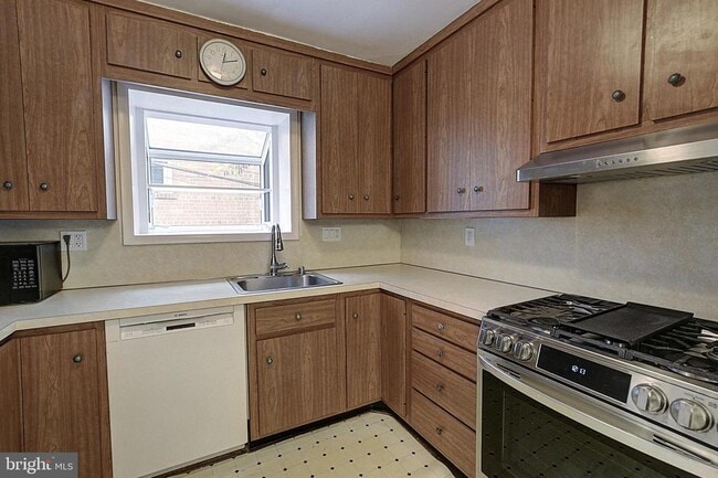 Building Photo - 3605 Dundee Driveway