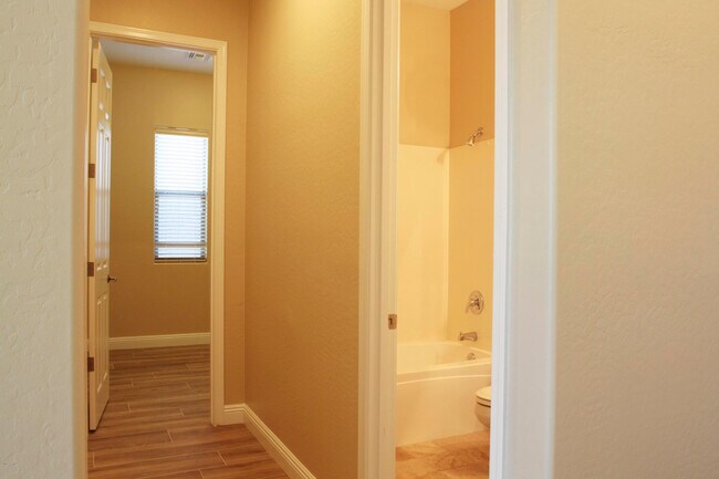 Building Photo - 2413 E Park View Ln